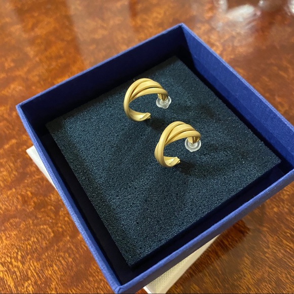 Set of Two Gold Hoop Earrings ( One Small, One Medium) - Picture 11 of 16